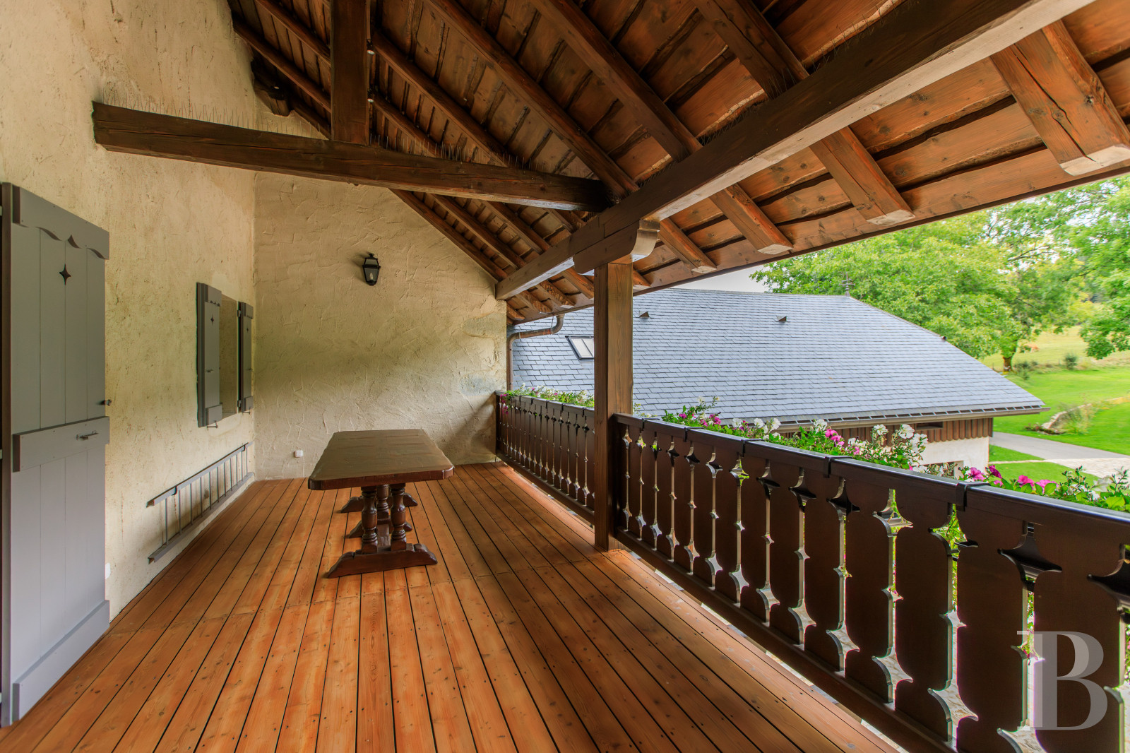 Dans le Haut-Bugey, à mi-chemin entre Lyon et Genève, une ferme abbatiale du 17e siècle transformée en une vaste et confortable demeure.  - photo  n°29